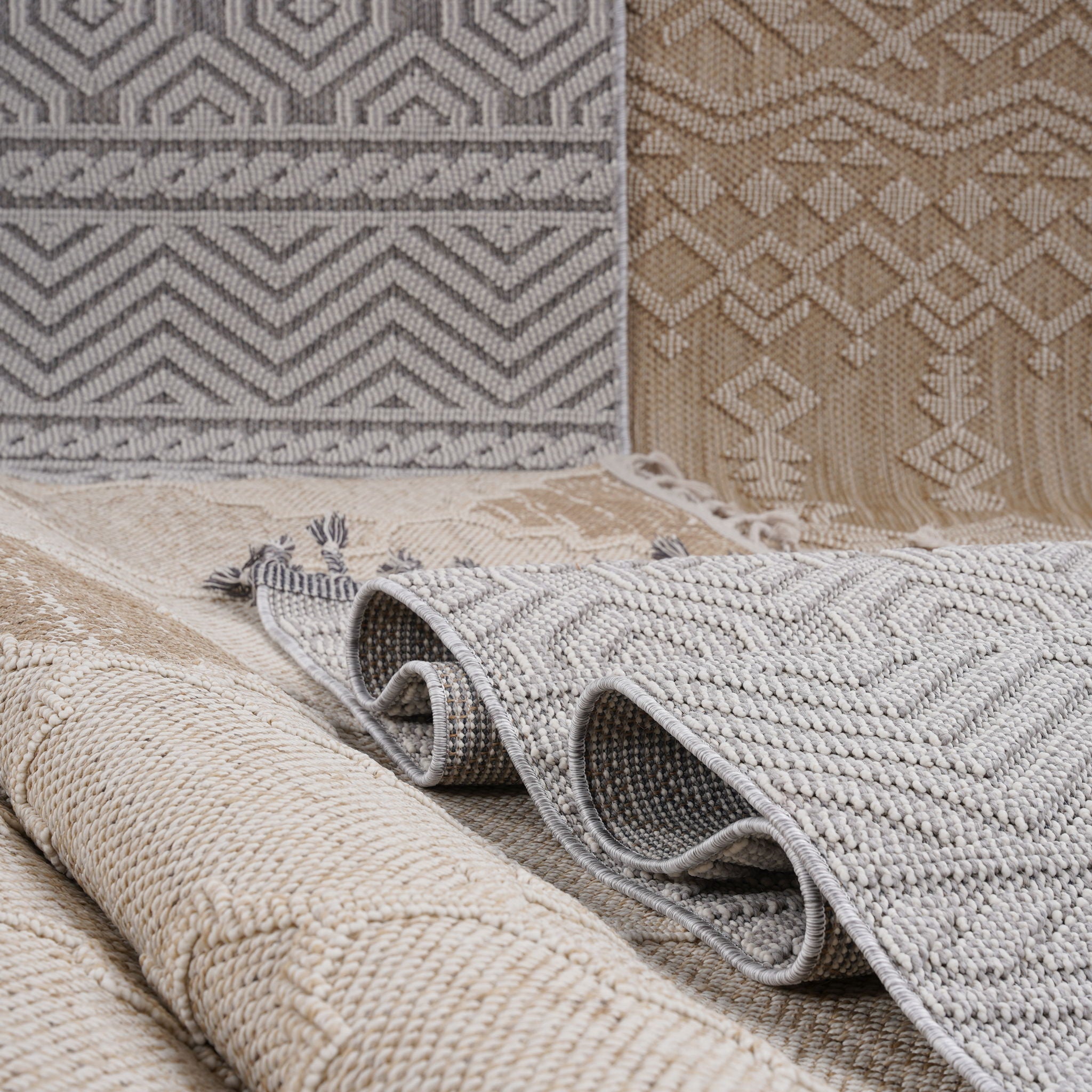 Guros - Trendy Traditional Indoor / Outdoor Rug