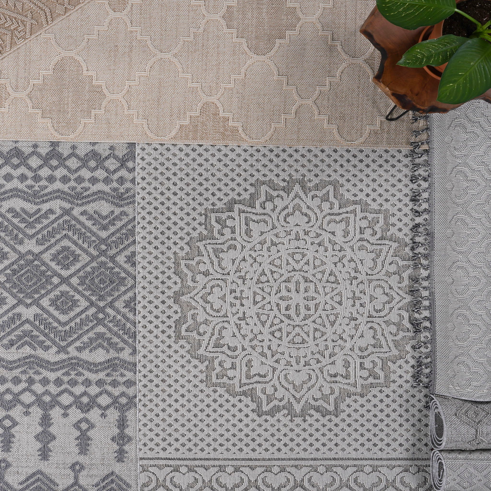 Guros - 8' X 10' Trellis Indoor / Outdoor Area Rug - White / Gray
